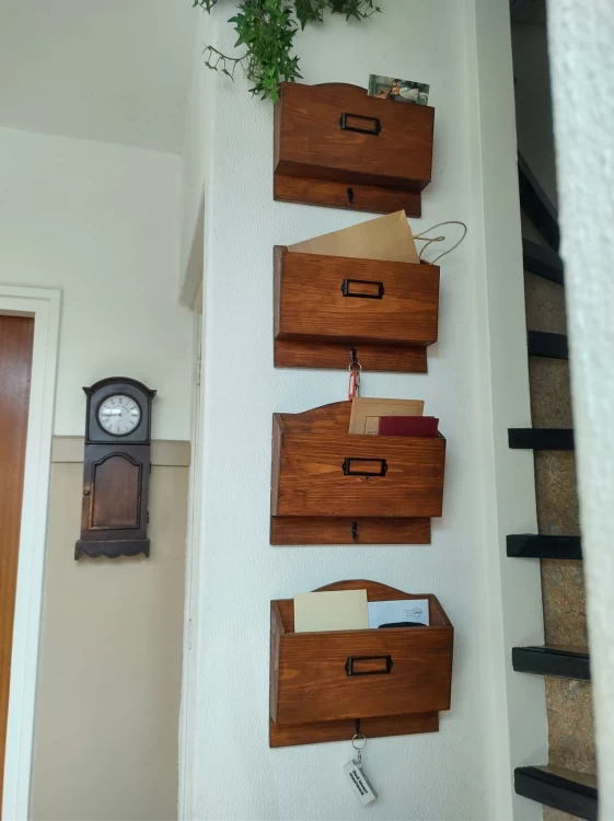 Vier landelijke houten postvakjes voor aan de muur